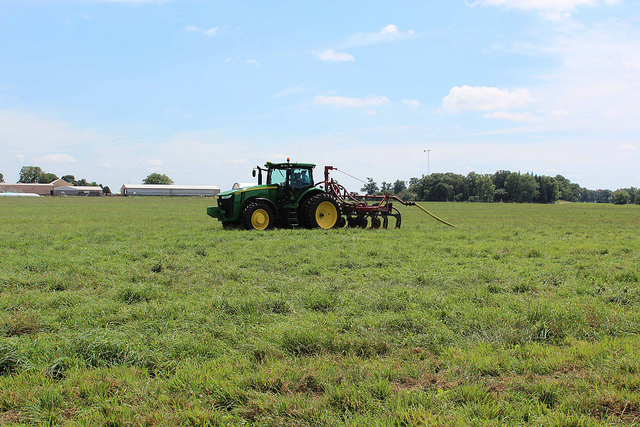 A manure dragline being used on a farm in Livingston, IL. Photo credit: USDA