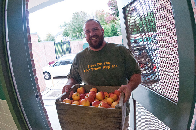 Bigg Riggs Farm owner Calvin Riggleman brought three varieties of apples to Nottingham Elementary School in Arlington, VA, for a National School Lunch Week event. Photo credit: USDA. 