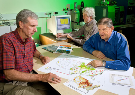 Plant physiologist Jack Morgan and soil scientist Ron Follett discuss research projects at ARS GRACEnet sites. Photo credit: USDA.
